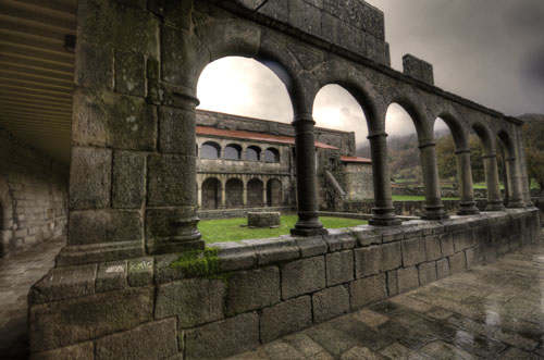 Vista desde la esquina suroeste del claustro de Xunqueira de Espadañedo